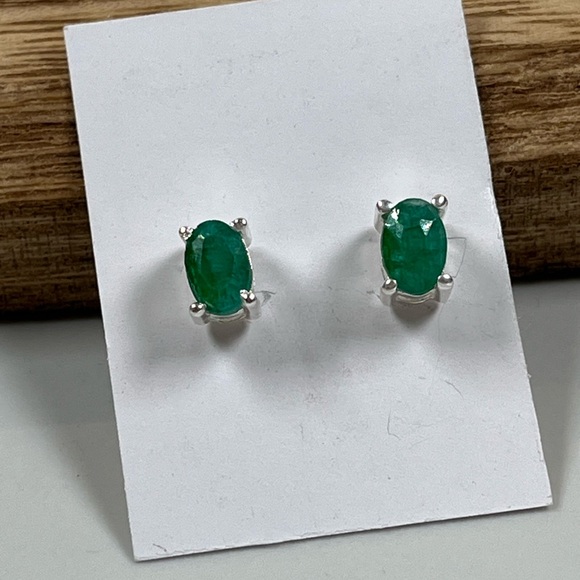 Solid 925 Sterling Silver Oval Emerald Gemstone Stud Earrings - Picture 6 of 7